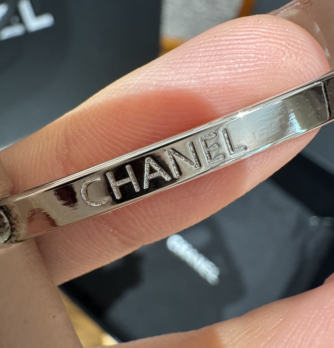 -香家链条腰带Chanel这款链条装饰腰带采用进口牛皮革，搭配金属链条扣，简约又奢华，宽版设计，长度可调