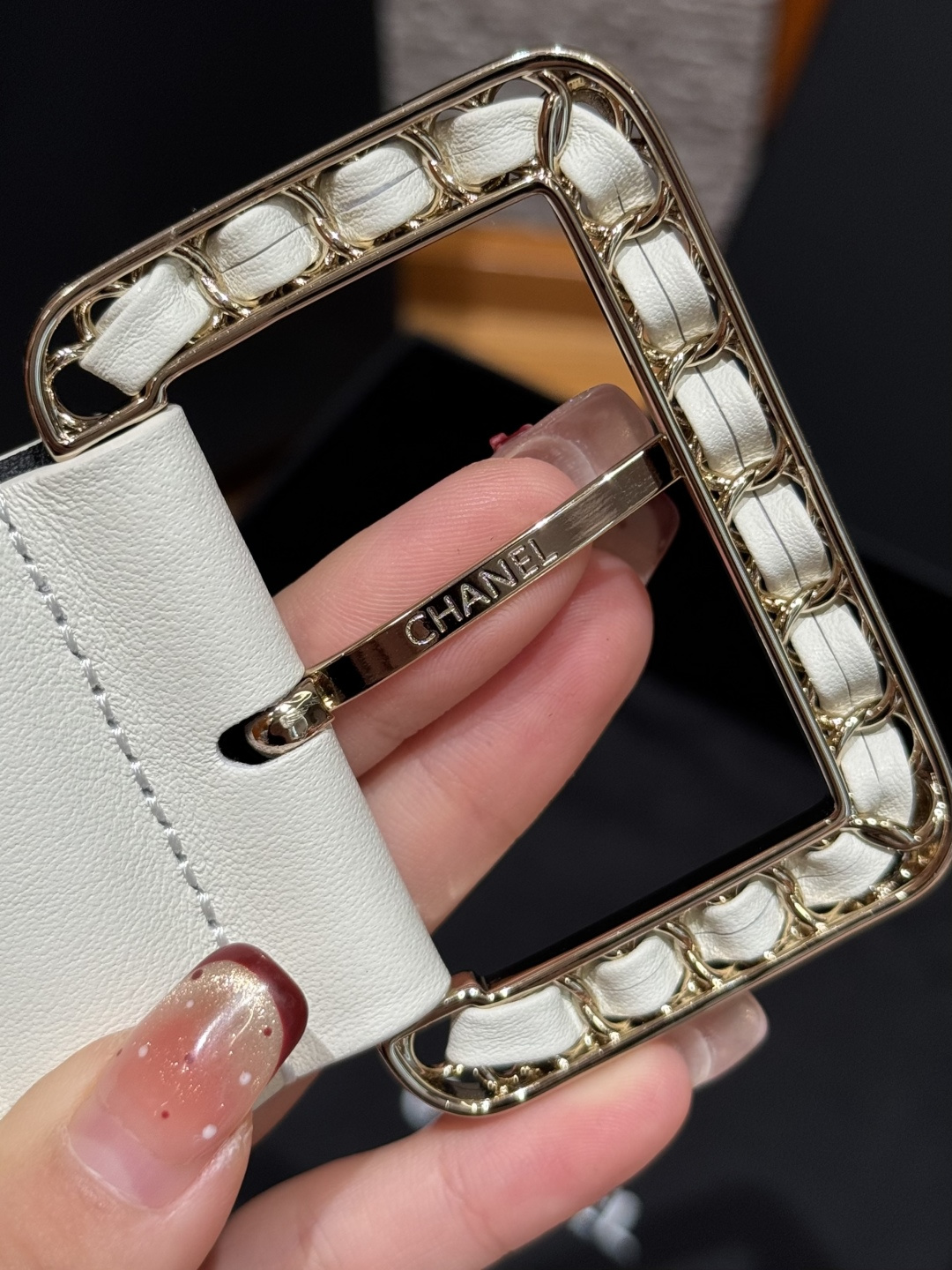 -香家链条腰带Chanel这款链条装饰腰带采用进口牛皮革，搭配金属链条扣，简约又奢华，宽版设计，长度可调