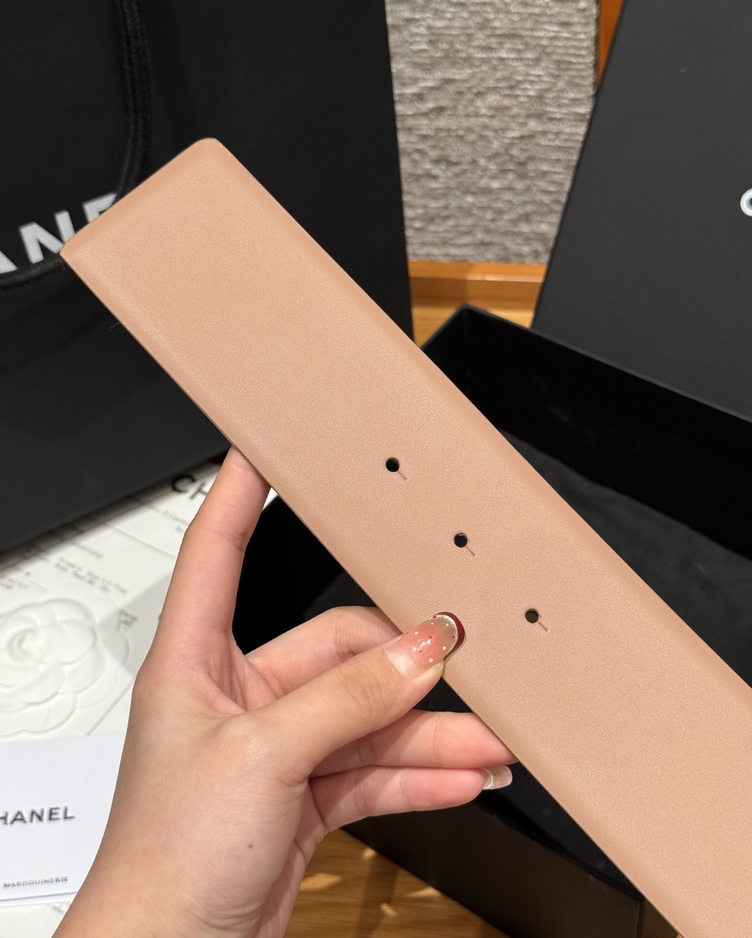 -香家链条腰带Chanel这款链条装饰腰带采用进口牛皮革，搭配金属链条扣，简约又奢华，宽版设计，长度可调