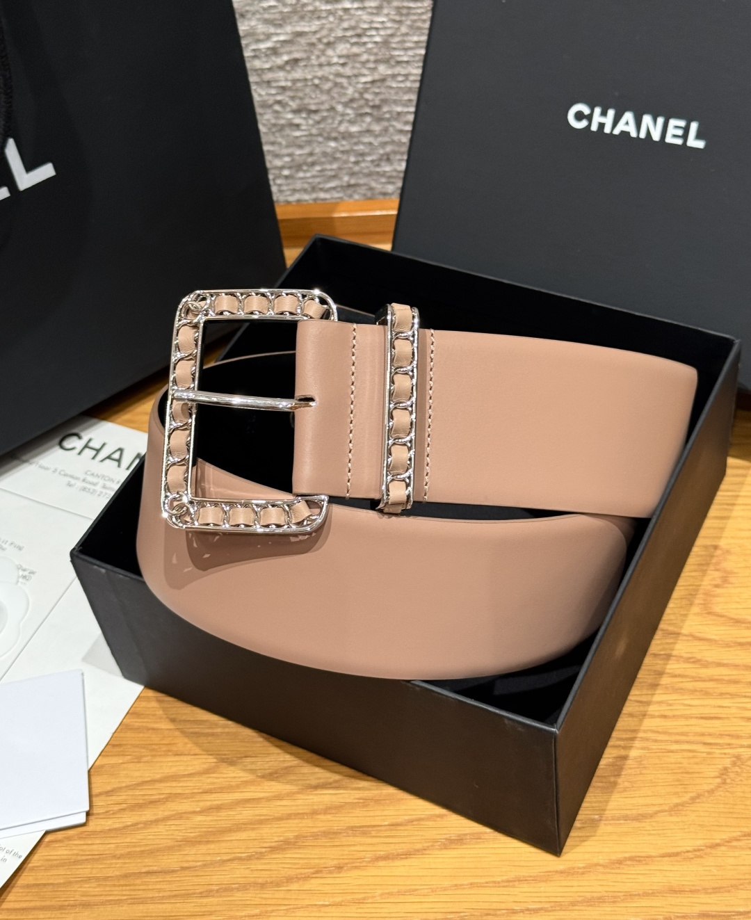 -香家链条腰带Chanel这款链条装饰腰带采用进口牛皮革，搭配金属链条扣，简约又奢华，宽版设计，长度可调