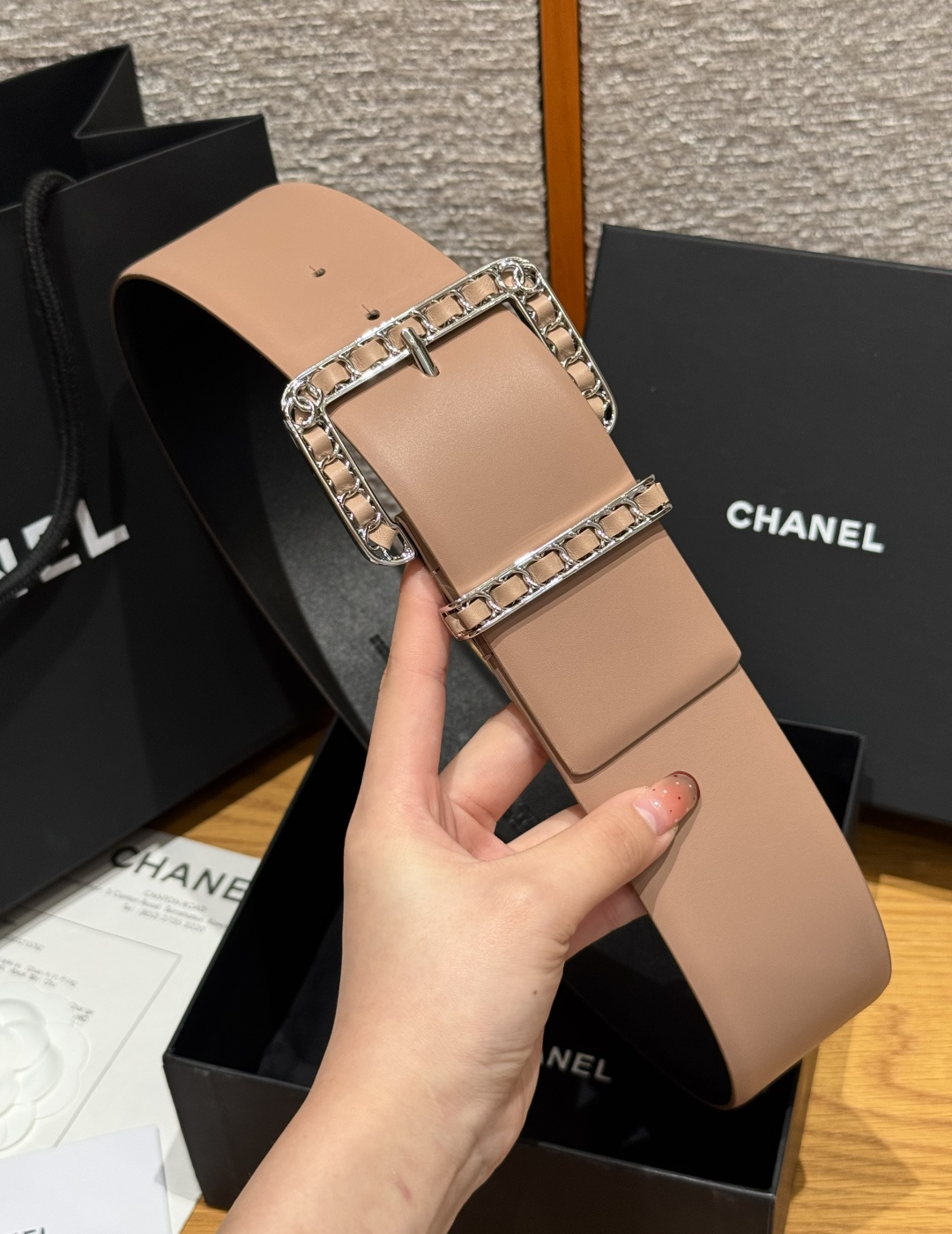 -香家链条腰带Chanel这款链条装饰腰带采用进口牛皮革，搭配金属链条扣，简约又奢华，宽版设计，长度可调