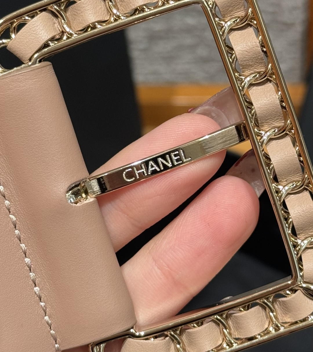 -香家链条腰带Chanel这款链条装饰腰带采用进口牛皮革，搭配金属链条扣，简约又奢华，宽版设计，长度可调