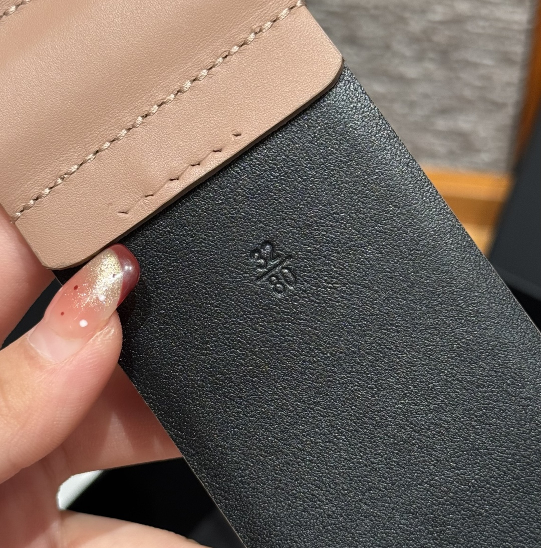 -香家链条腰带Chanel这款链条装饰腰带采用进口牛皮革，搭配金属链条扣，简约又奢华，宽版设计，长度可调