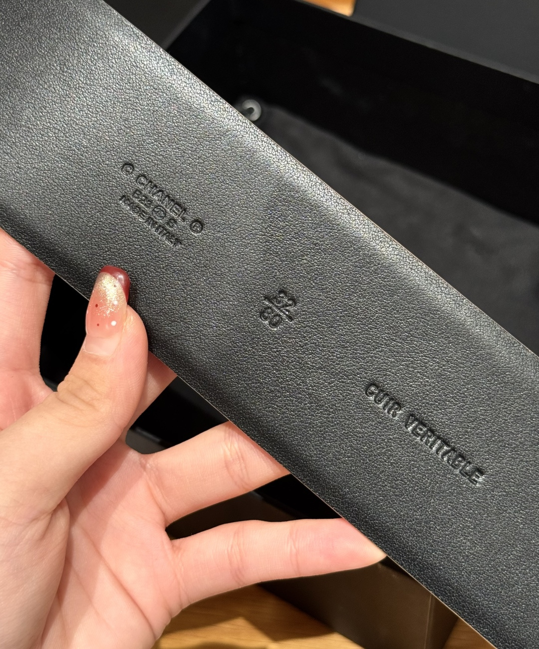 -香家链条腰带Chanel这款链条装饰腰带采用进口牛皮革，搭配金属链条扣，简约又奢华，宽版设计，长度可调