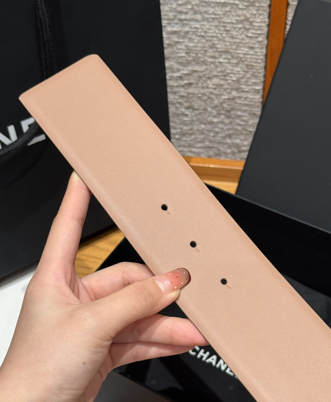 -香家链条腰带Chanel这款链条装饰腰带采用进口牛皮革，搭配金属链条扣，简约又奢华，宽版设计，长度可调