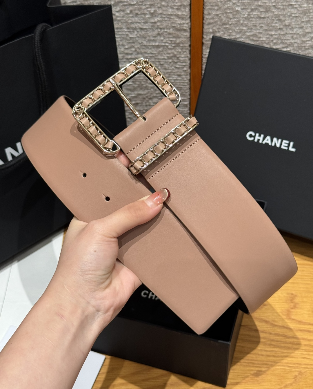 -香家链条腰带Chanel这款链条装饰腰带采用进口牛皮革，搭配金属链条扣，简约又奢华，宽版设计，长度可调