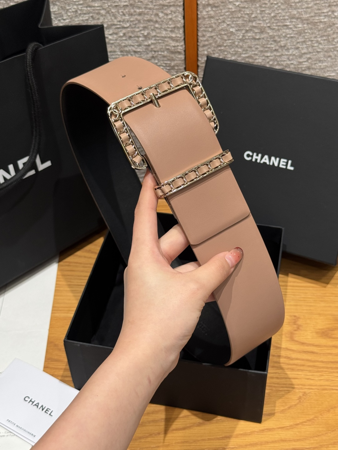 -香家链条腰带Chanel这款链条装饰腰带采用进口牛皮革，搭配金属链条扣，简约又奢华，宽版设计，长度可调