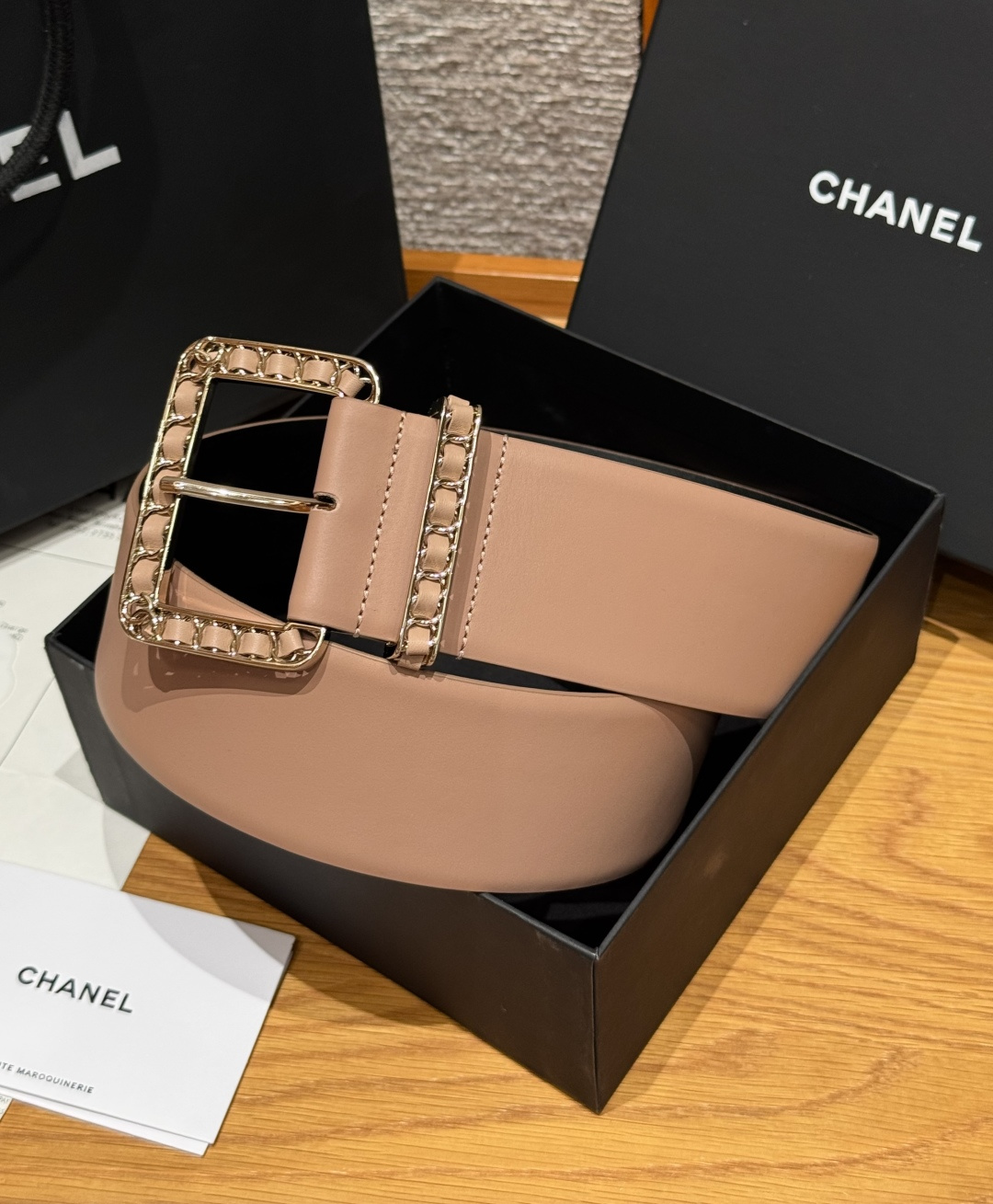 -香家链条腰带Chanel这款链条装饰腰带采用进口牛皮革，搭配金属链条扣，简约又奢华，宽版设计，长度可调