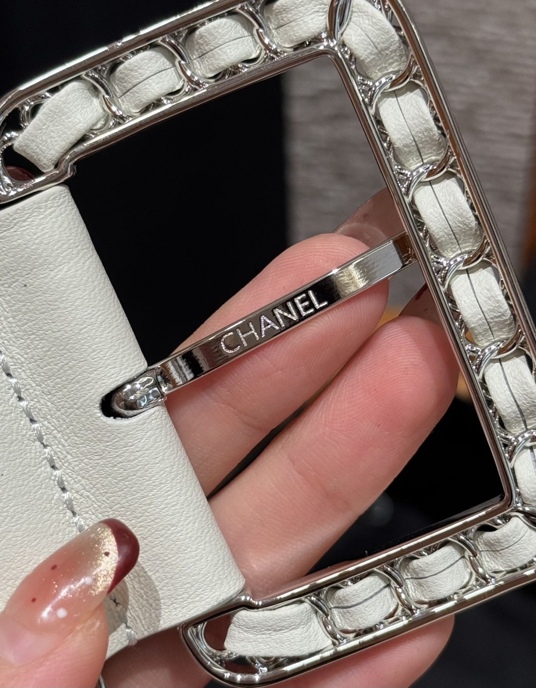 -香家链条腰带Chanel这款链条装饰腰带采用进口牛皮革，搭配金属链条扣，简约又奢华，宽版设计，长度可调