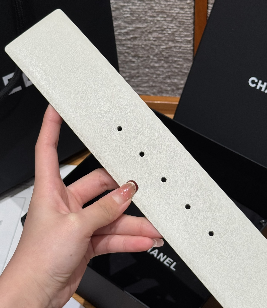 -香家链条腰带Chanel这款链条装饰腰带采用进口牛皮革，搭配金属链条扣，简约又奢华，宽版设计，长度可调