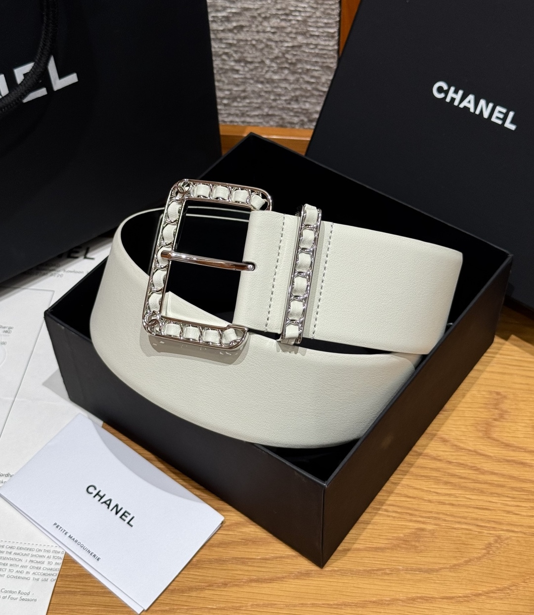 -香家链条腰带Chanel这款链条装饰腰带采用进口牛皮革，搭配金属链条扣，简约又奢华，宽版设计，长度可调