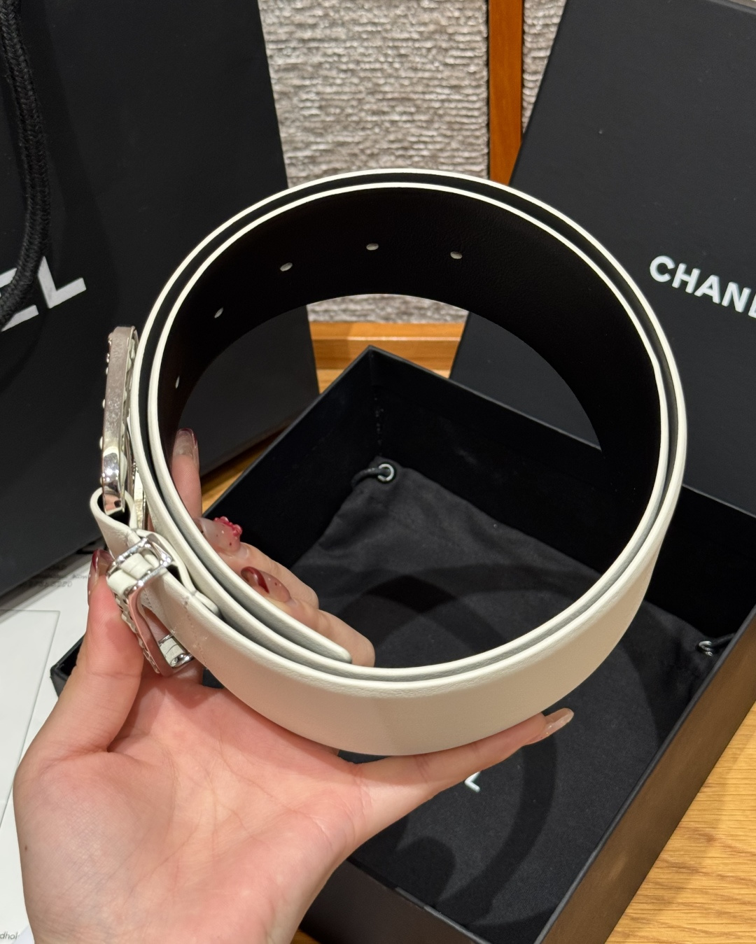 -香家链条腰带Chanel这款链条装饰腰带采用进口牛皮革，搭配金属链条扣，简约又奢华，宽版设计，长度可调