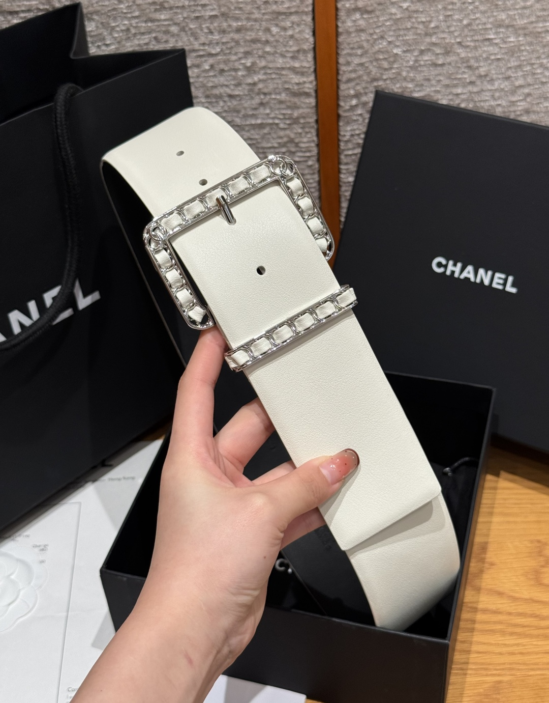 -香家链条腰带Chanel这款链条装饰腰带采用进口牛皮革，搭配金属链条扣，简约又奢华，宽版设计，长度可调