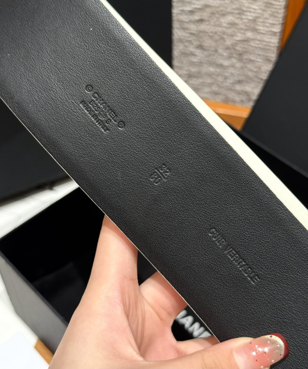 -香家链条腰带Chanel这款链条装饰腰带采用进口牛皮革，搭配金属链条扣，简约又奢华，宽版设计，长度可调