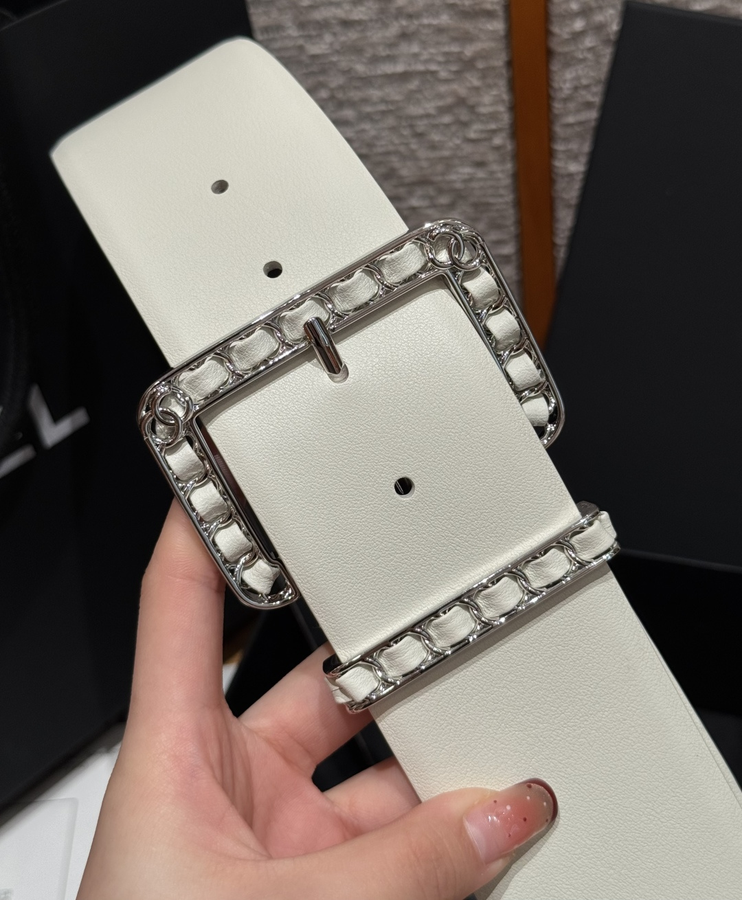 -香家链条腰带Chanel这款链条装饰腰带采用进口牛皮革，搭配金属链条扣，简约又奢华，宽版设计，长度可调