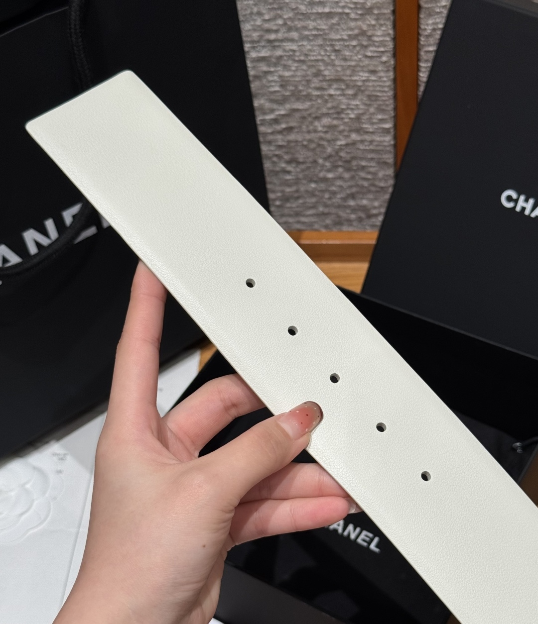 -香家链条腰带Chanel这款链条装饰腰带采用进口牛皮革，搭配金属链条扣，简约又奢华，宽版设计，长度可调