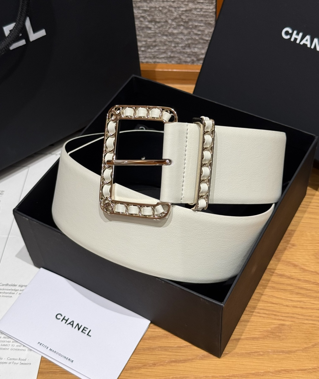 -香家链条腰带Chanel这款链条装饰腰带采用进口牛皮革，搭配金属链条扣，简约又奢华，宽版设计，长度可调