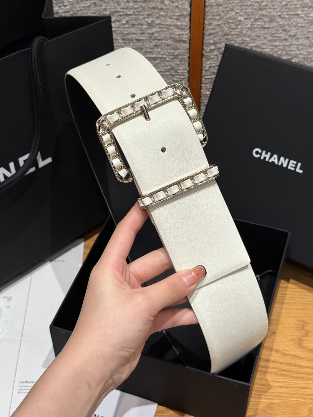 -香家链条腰带Chanel这款链条装饰腰带采用进口牛皮革，搭配金属链条扣，简约又奢华，宽版设计，长度可调