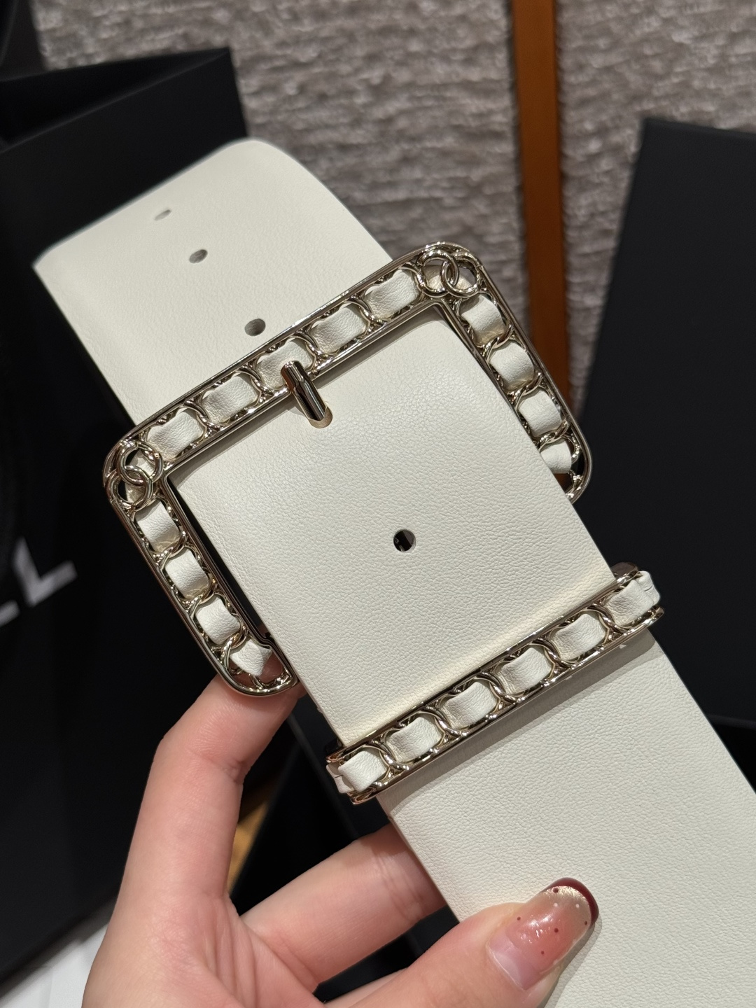 -香家链条腰带Chanel这款链条装饰腰带采用进口牛皮革，搭配金属链条扣，简约又奢华，宽版设计，长度可调