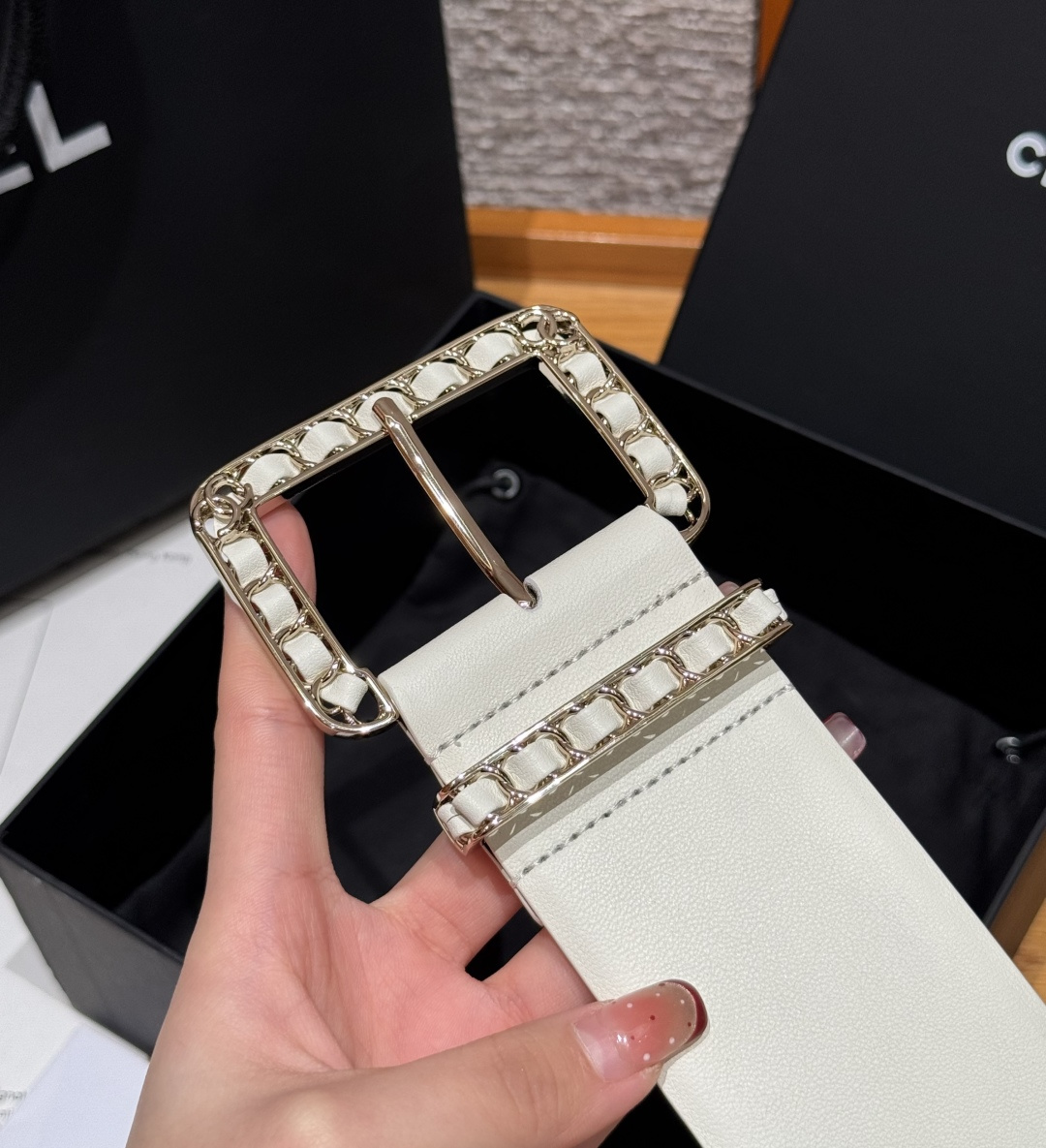 -香家链条腰带Chanel这款链条装饰腰带采用进口牛皮革，搭配金属链条扣，简约又奢华，宽版设计，长度可调