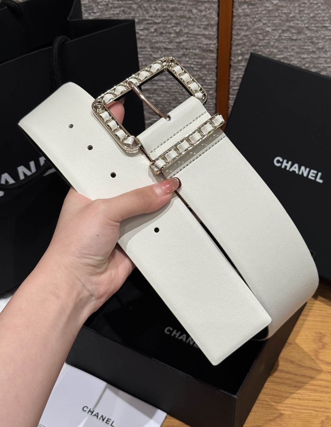 -香家链条腰带Chanel这款链条装饰腰带采用进口牛皮革，搭配金属链条扣，简约又奢华，宽版设计，长度可调