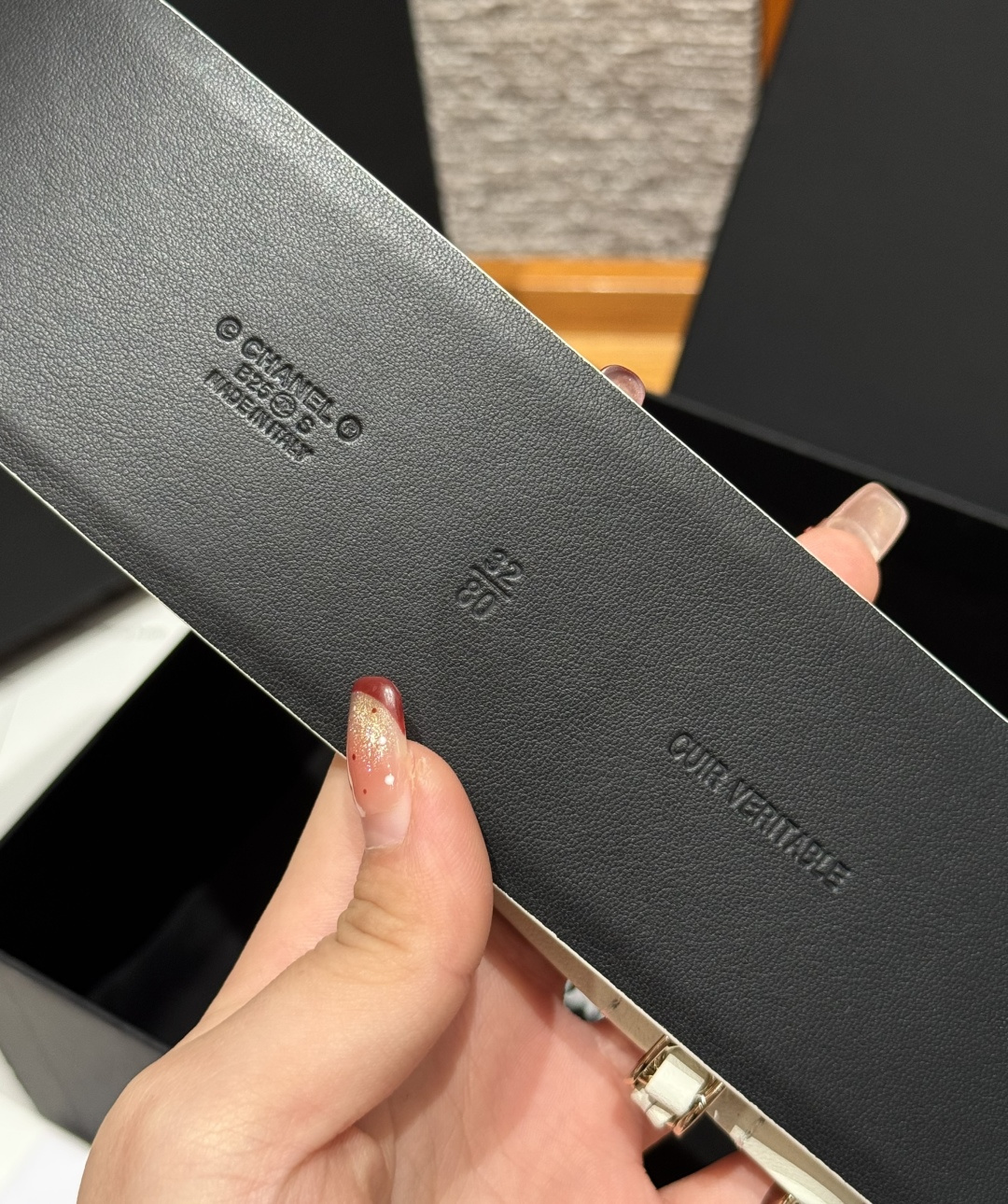 -香家链条腰带Chanel这款链条装饰腰带采用进口牛皮革，搭配金属链条扣，简约又奢华，宽版设计，长度可调