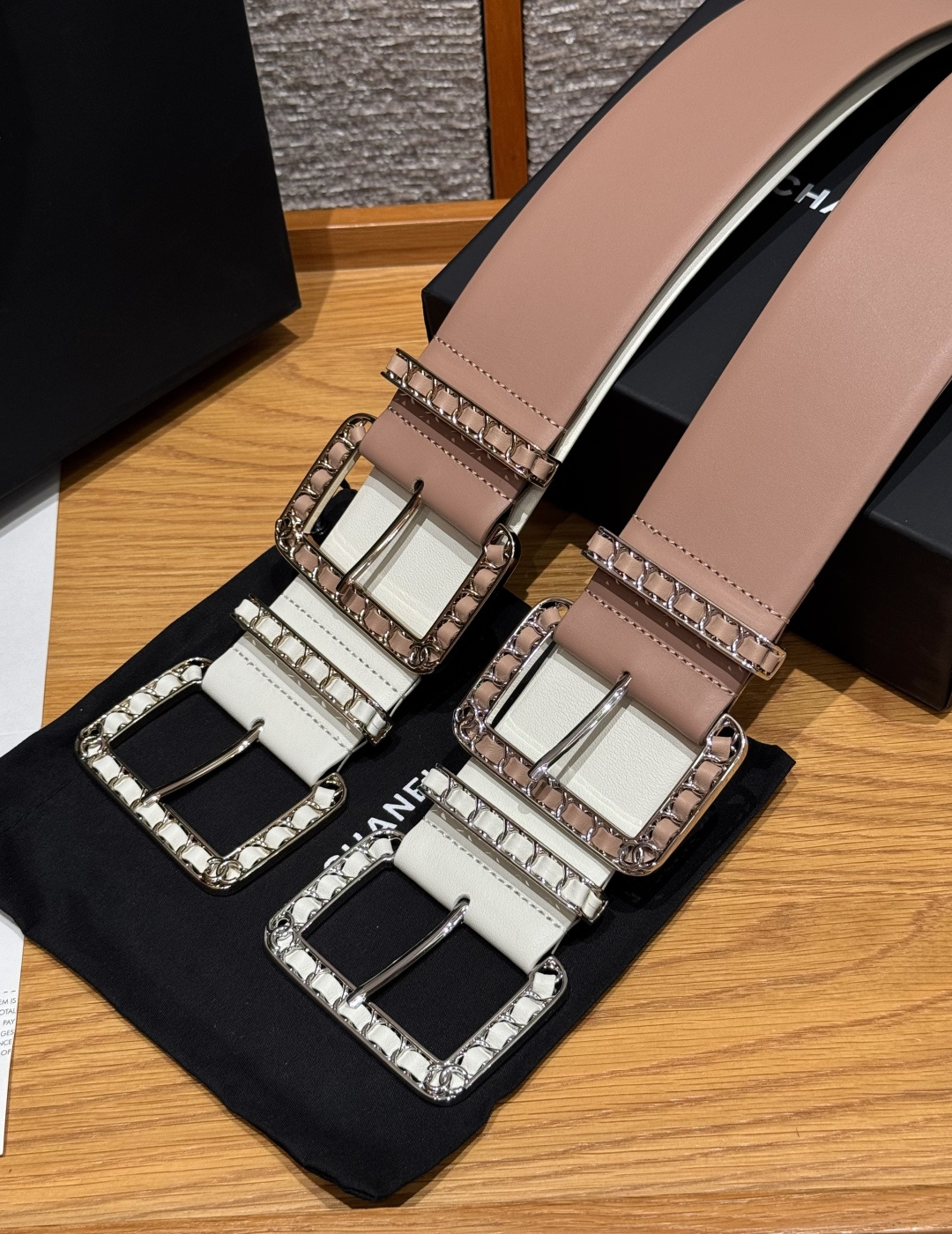 -集合图🥳香家链条腰带Chanel这款链条装饰腰带采用进口牛皮革，搭配金属链条扣，简约又奢华，宽版设计，