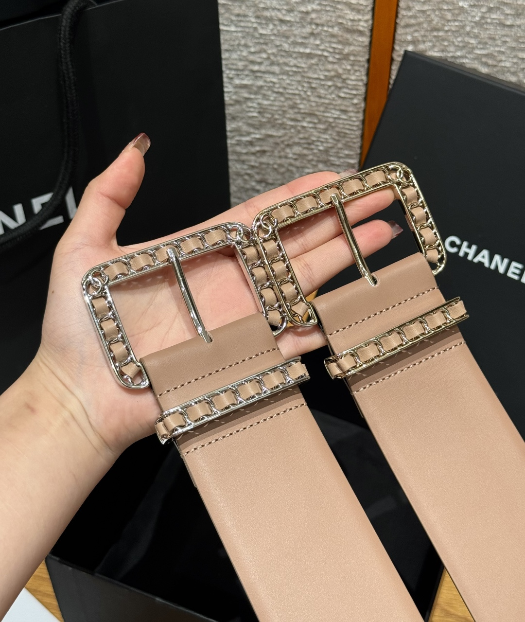 -集合图🥳香家链条腰带Chanel这款链条装饰腰带采用进口牛皮革，搭配金属链条扣，简约又奢华，宽版设计，