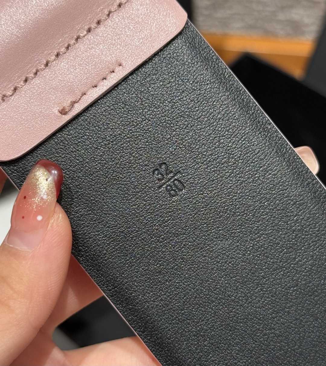 -香家链条腰带Chanel这款链条装饰腰带采用进口牛皮革，搭配金属链条扣，简约又奢华，宽版设计，长度可调