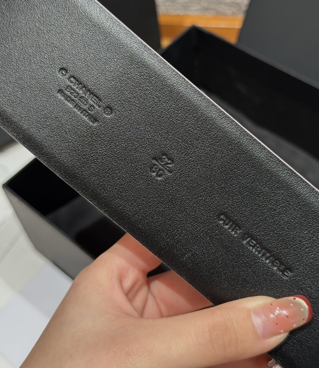 -香家链条腰带Chanel这款链条装饰腰带采用进口牛皮革，搭配金属链条扣，简约又奢华，宽版设计，长度可调