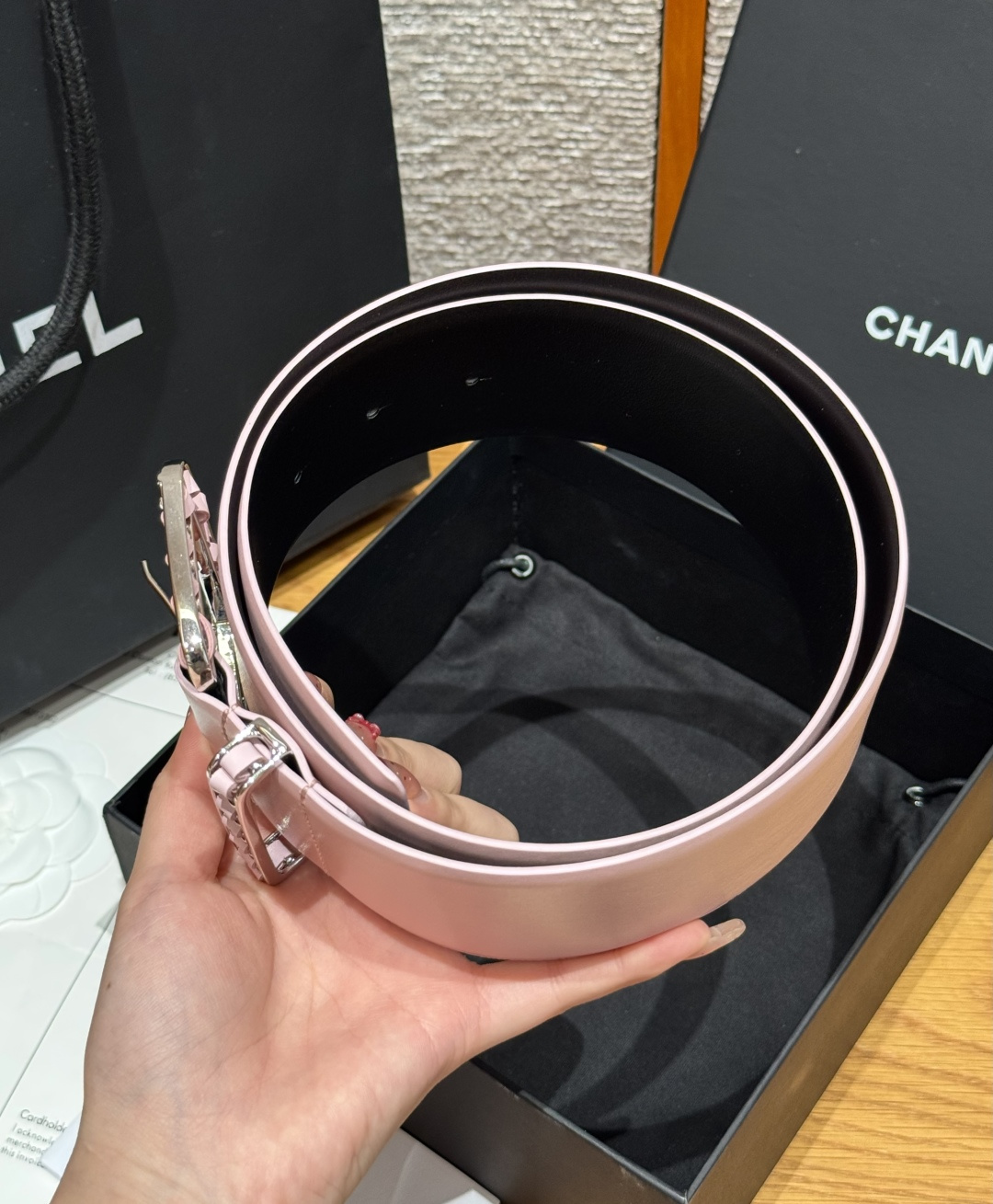 -香家链条腰带Chanel这款链条装饰腰带采用进口牛皮革，搭配金属链条扣，简约又奢华，宽版设计，长度可调