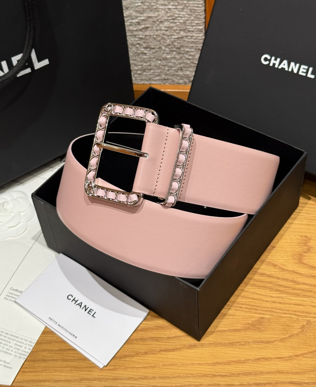 -香家链条腰带Chanel这款链条装饰腰带采用进口牛皮革，搭配金属链条扣，简约又奢华，宽版设计，长度可调