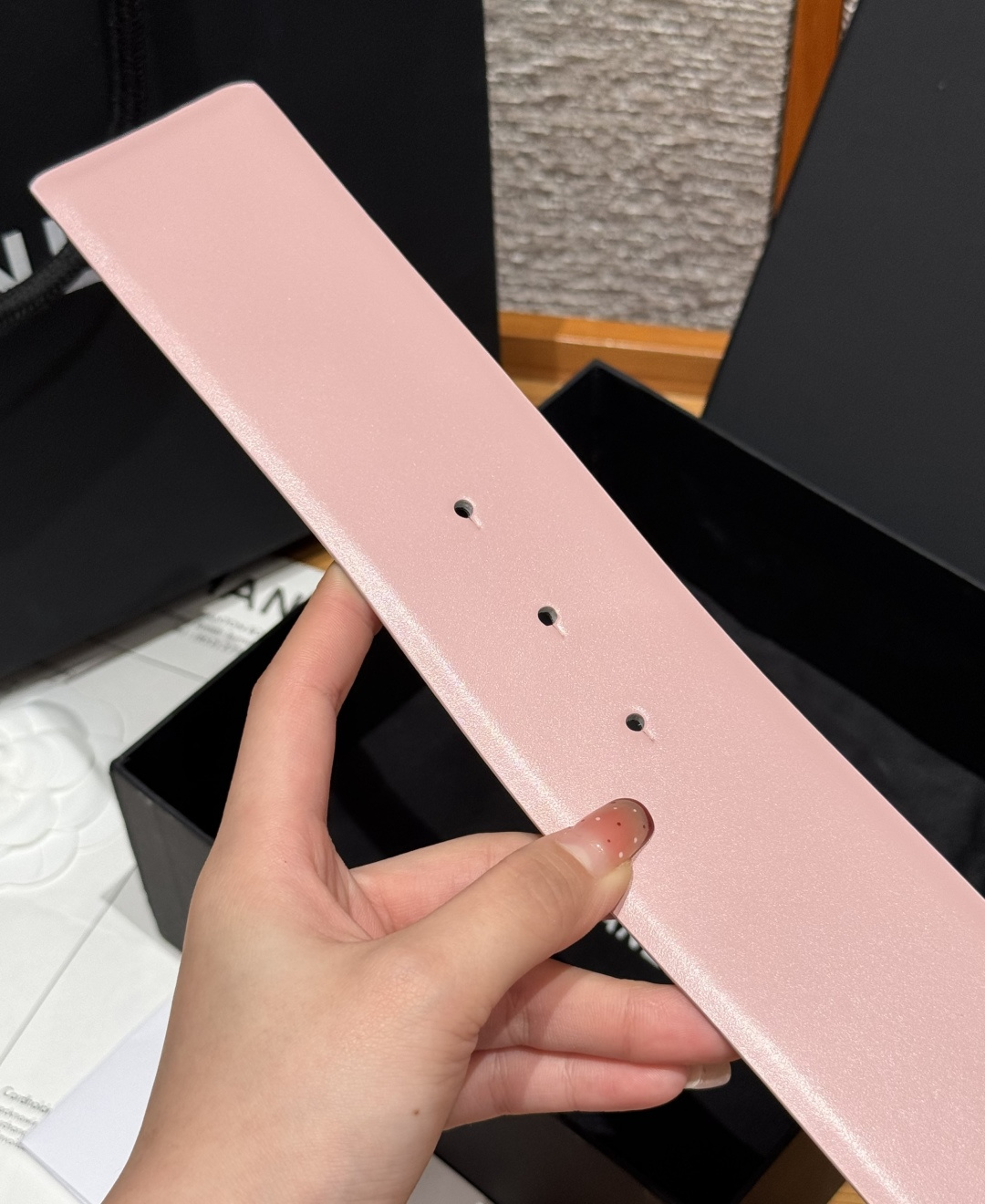 -香家链条腰带Chanel这款链条装饰腰带采用进口牛皮革，搭配金属链条扣，简约又奢华，宽版设计，长度可调