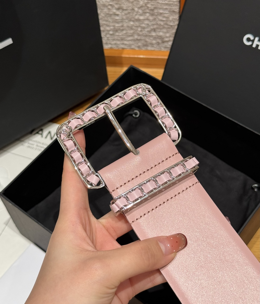 -香家链条腰带Chanel这款链条装饰腰带采用进口牛皮革，搭配金属链条扣，简约又奢华，宽版设计，长度可调