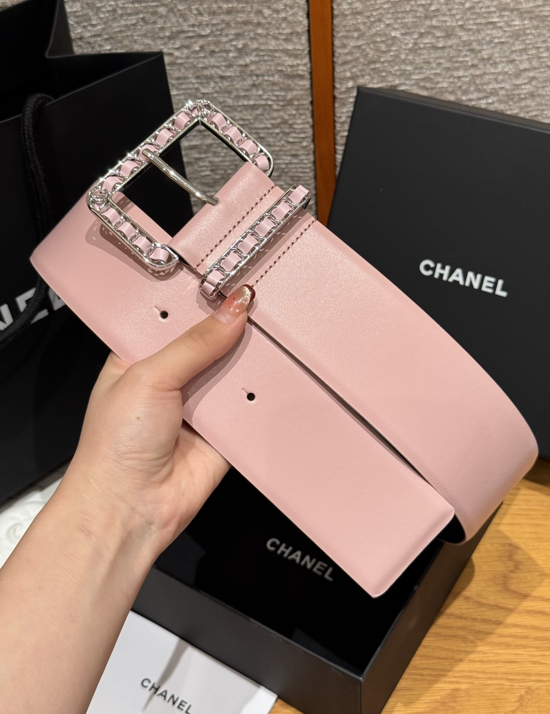 -香家链条腰带Chanel这款链条装饰腰带采用进口牛皮革，搭配金属链条扣，简约又奢华，宽版设计，长度可调