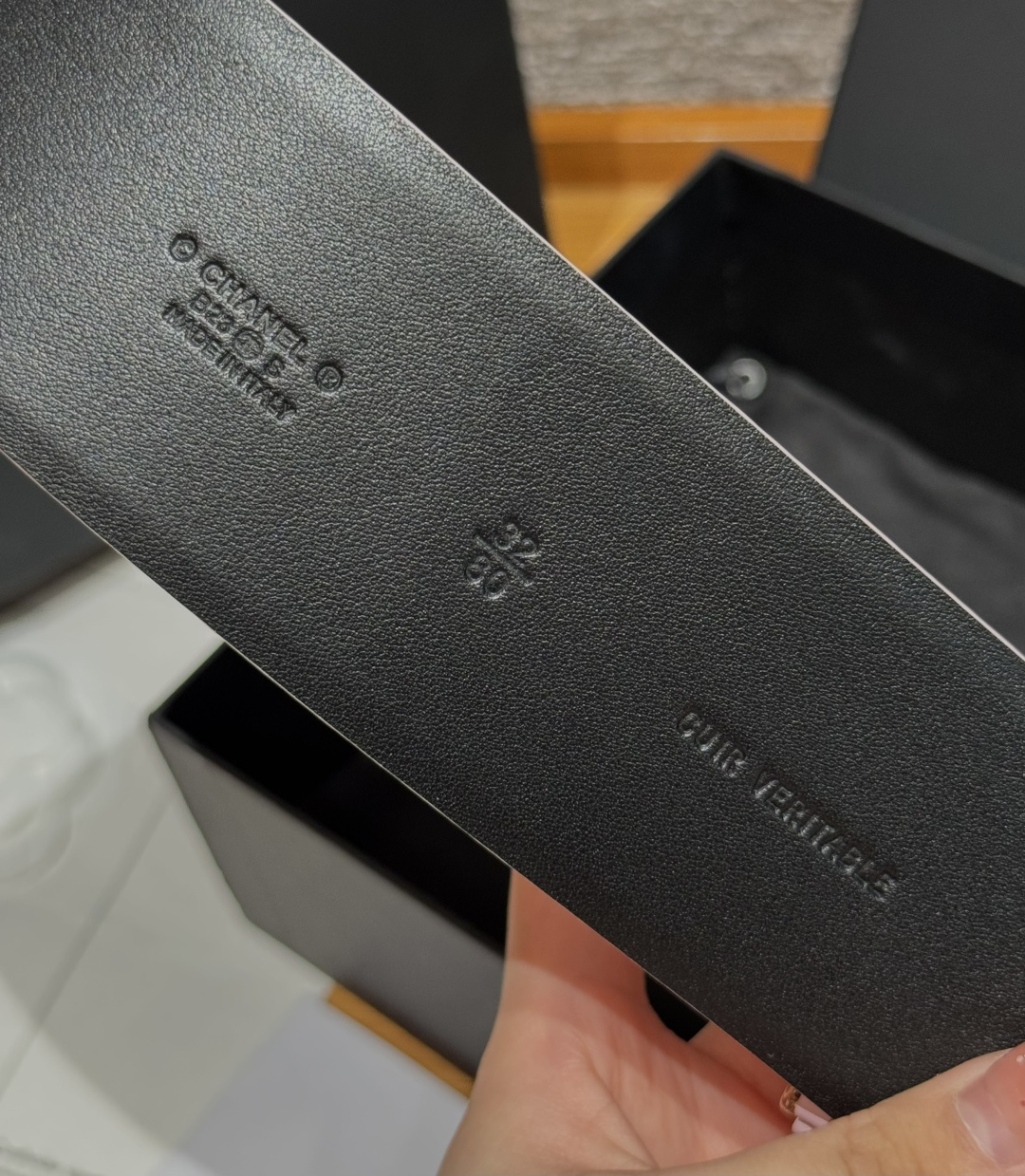 -香家链条腰带Chanel这款链条装饰腰带采用进口牛皮革，搭配金属链条扣，简约又奢华，宽版设计，长度可调