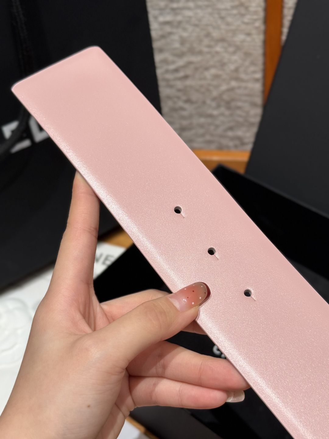 -香家链条腰带Chanel这款链条装饰腰带采用进口牛皮革，搭配金属链条扣，简约又奢华，宽版设计，长度可调