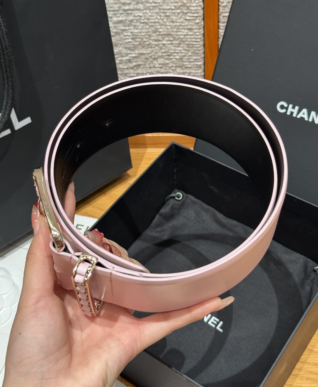 -香家链条腰带Chanel这款链条装饰腰带采用进口牛皮革，搭配金属链条扣，简约又奢华，宽版设计，长度可调