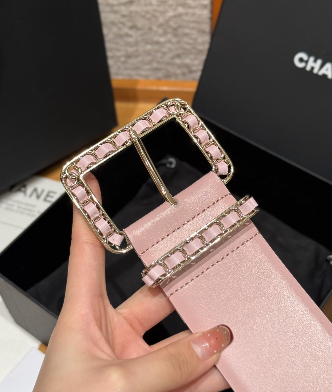 -香家链条腰带Chanel这款链条装饰腰带采用进口牛皮革，搭配金属链条扣，简约又奢华，宽版设计，长度可调