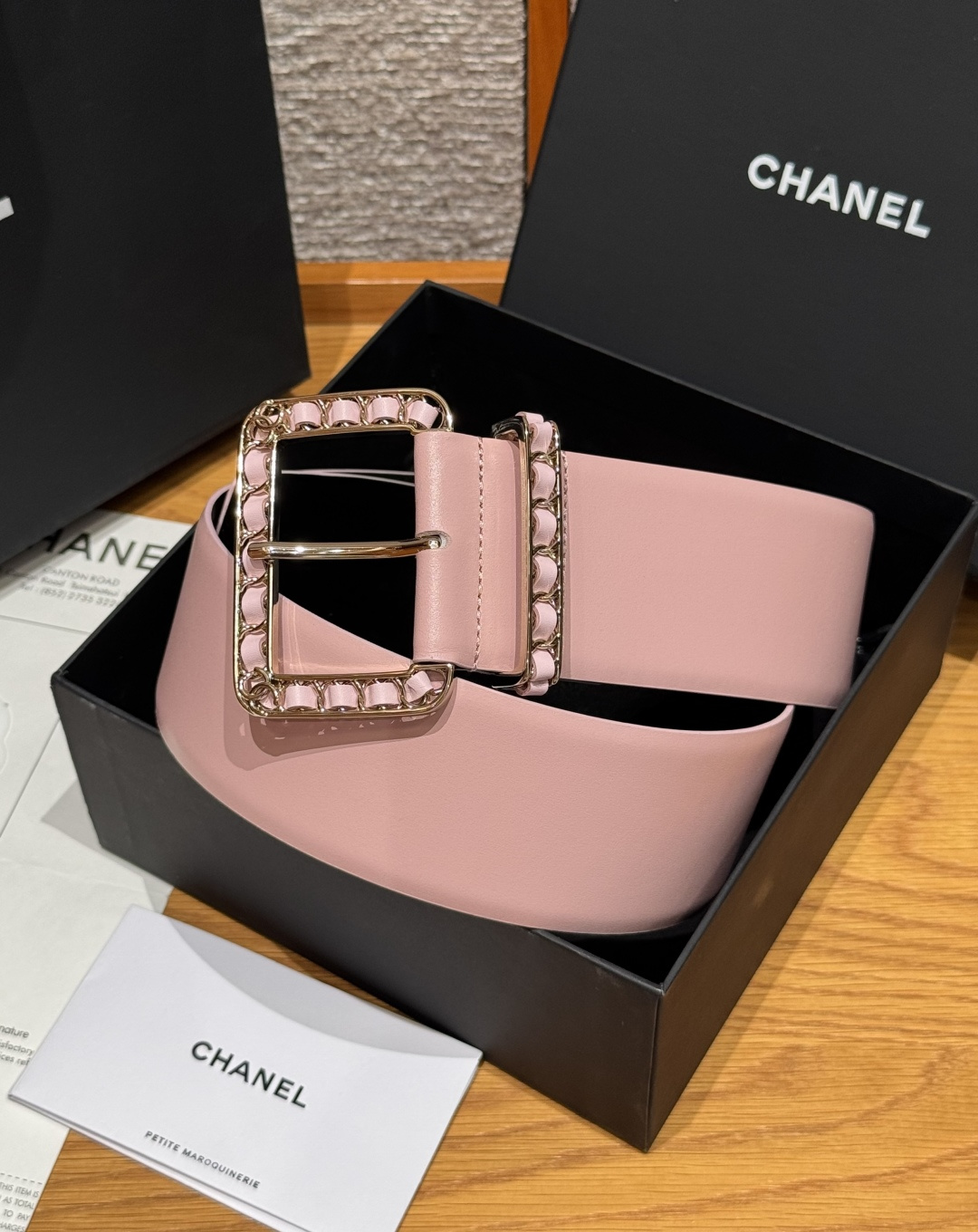 -香家链条腰带Chanel这款链条装饰腰带采用进口牛皮革，搭配金属链条扣，简约又奢华，宽版设计，长度可调