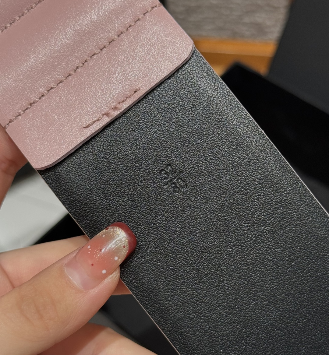 -香家链条腰带Chanel这款链条装饰腰带采用进口牛皮革，搭配金属链条扣，简约又奢华，宽版设计，长度可调