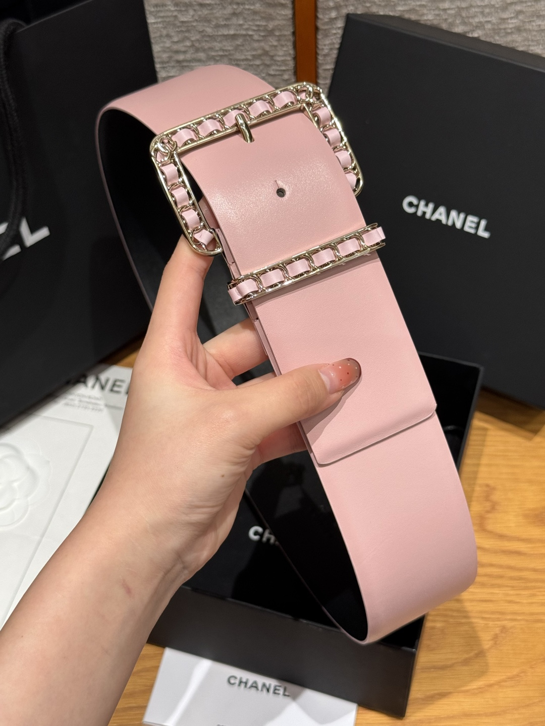 -香家链条腰带Chanel这款链条装饰腰带采用进口牛皮革，搭配金属链条扣，简约又奢华，宽版设计，长度可调