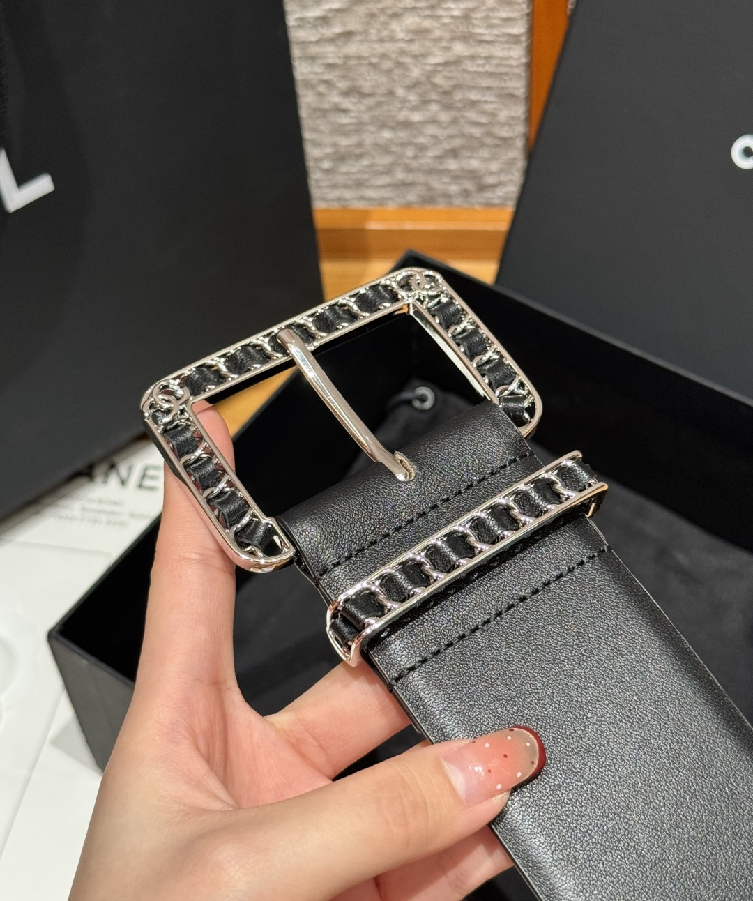 -香家链条腰带Chanel这款链条装饰腰带采用进口牛皮革，搭配金属链条扣，简约又奢华，宽版设计，长度可调