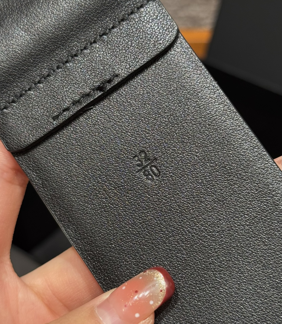 -香家链条腰带Chanel这款链条装饰腰带采用进口牛皮革，搭配金属链条扣，简约又奢华，宽版设计，长度可调