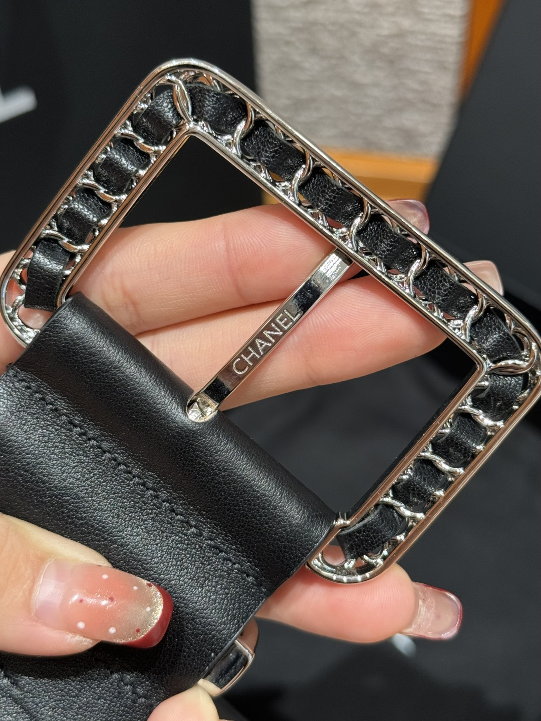 -香家链条腰带Chanel这款链条装饰腰带采用进口牛皮革，搭配金属链条扣，简约又奢华，宽版设计，长度可调