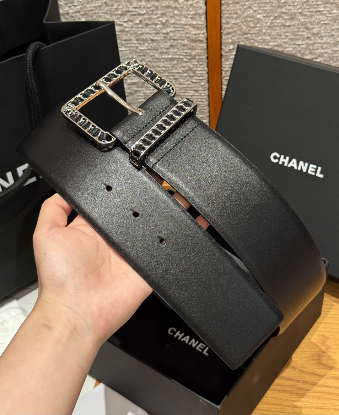 -香家链条腰带Chanel这款链条装饰腰带采用进口牛皮革，搭配金属链条扣，简约又奢华，宽版设计，长度可调