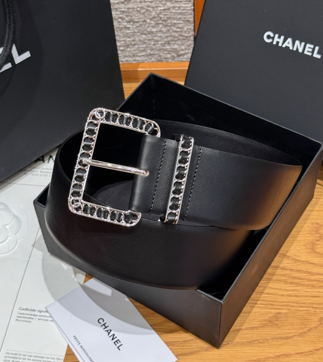 -香家链条腰带Chanel这款链条装饰腰带采用进口牛皮革，搭配金属链条扣，简约又奢华，宽版设计，长度可调