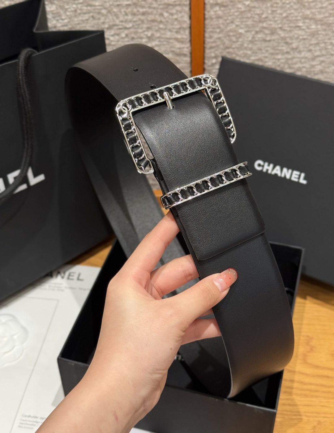 -香家链条腰带Chanel这款链条装饰腰带采用进口牛皮革，搭配金属链条扣，简约又奢华，宽版设计，长度可调