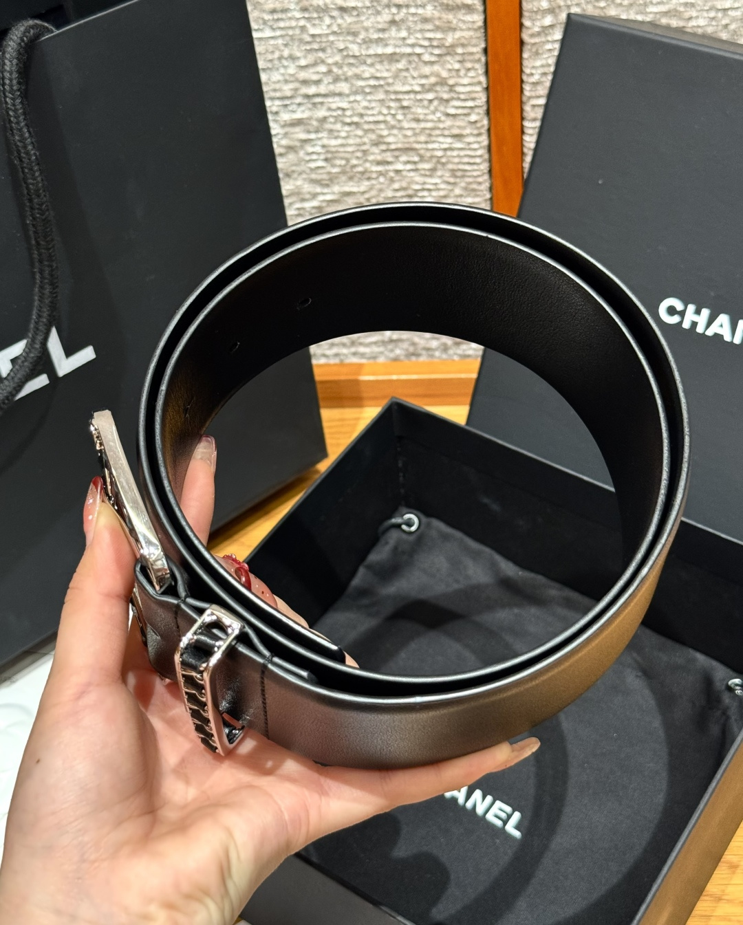 -香家链条腰带Chanel这款链条装饰腰带采用进口牛皮革，搭配金属链条扣，简约又奢华，宽版设计，长度可调