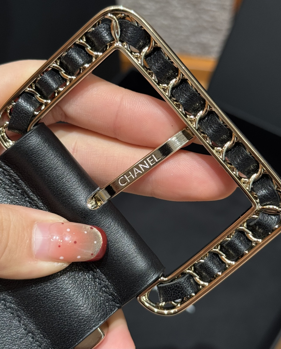 -香家链条腰带Chanel这款链条装饰腰带采用进口牛皮革，搭配金属链条扣，简约又奢华，宽版设计，长度可调